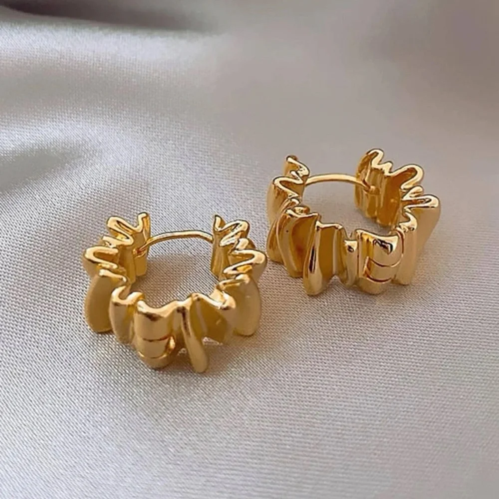 Gold crinkle huggie hoop earrings ✨ - Picture 3 of 6